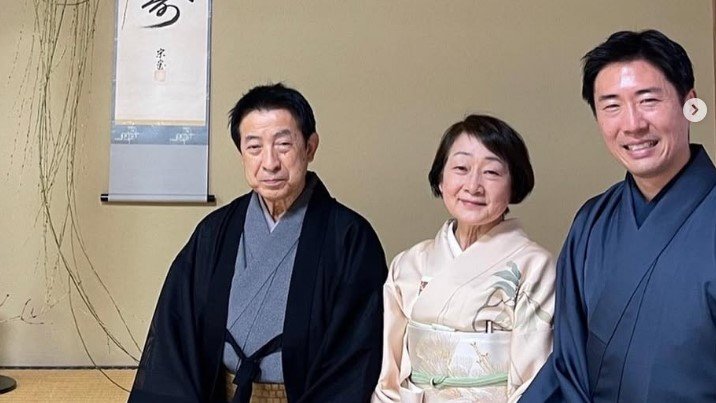 父・塩崎恭久氏と　SNSより