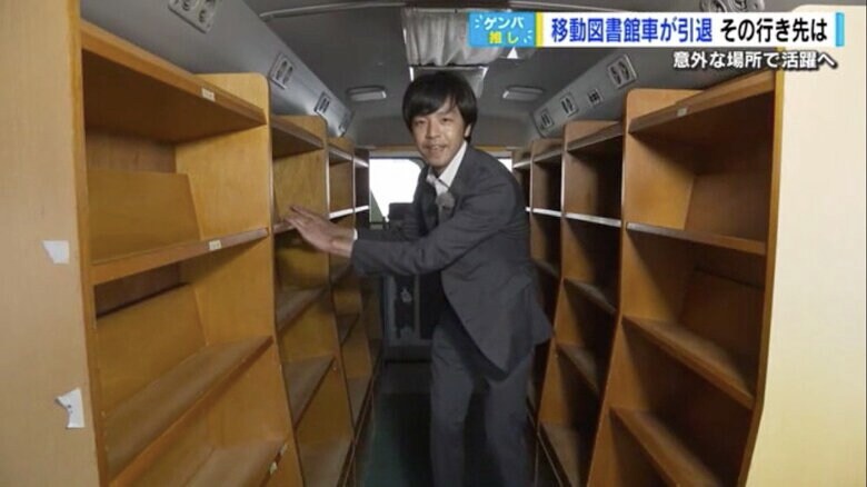 2,000冊を収容可能な本棚をリポートする五十川記者