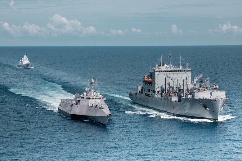 米海軍「モービル」（手前左）「ウォーリー・シラー」（右）、蘭海軍「トロンプ」（奥）（米国防総省公式HPより）