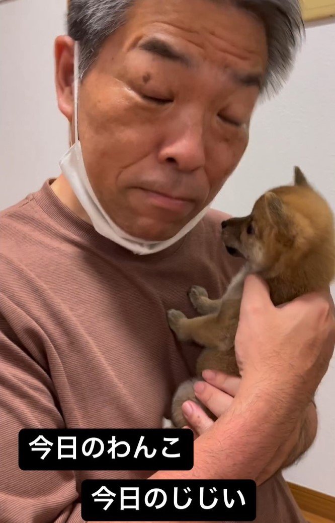 ソラちゃんに鼻を舐められて、少し驚くも
