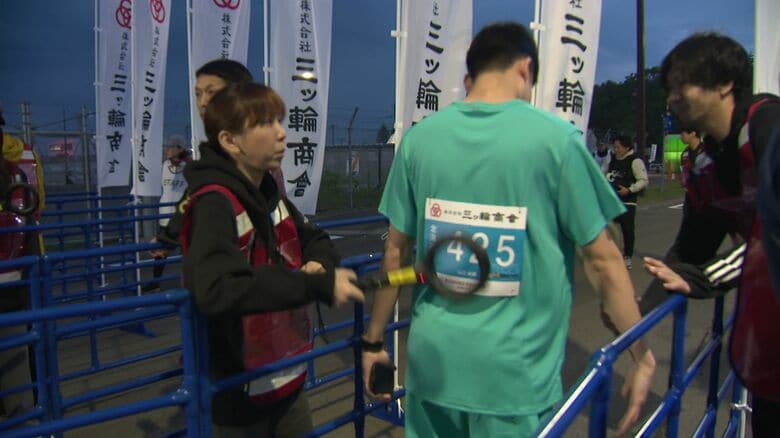 金属探知機で所持品を検査