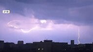 紫色に光る稲妻…不気味に赤く染まる雲の壁、壊滅的な被害もたらした竜巻も　ロシアで空の異常現象相次ぐ