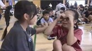 手で眼鏡の形を作って視野を体験　小学生が学ぶ認知症ケアの技法「ユマニチュード」　全国で唯一全ての小中学校と公民館で開催　福岡市