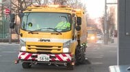 さわやかな春へ…準備着々“道路清掃”スタート～冬にまかれた「滑り止めの砂利」など回収「砂ぼこり減って気持ちよく」清掃車が市内2200キロ巡回→雪解け進み前年より6日早く開始〈北海道札幌市〉