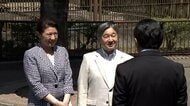 天皇皇后両陛下が”奇跡のシロクマ”「ピース」と対面　「穏やかで幸せな子ですね」飼育員労われる