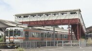連日ファン百人以上…「国内最古の跨線橋」110年の歴史に終止符 地元の店「鉄道と橋に支えられてきた」