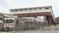 連日ファン百人以上…「国内最古の跨線橋」110年の歴史に終止符　地元の店「鉄道と橋に支えられてきた」