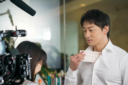 上白石萌音もドキドキ?　山本耕史の鍛えた胸から“宝くじ”　「朝から筋トレ」に神木隆之介も驚き