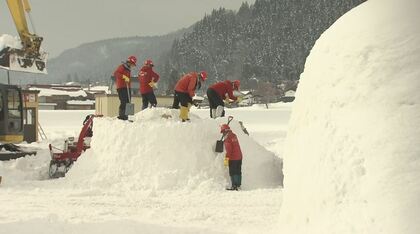 “恵みの雪”「かまくら」作り進む　外国人観光客にも人気「レストランかまくら村」は1月23日オープン　長野・飯山市