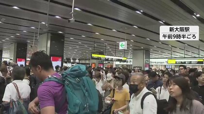 連日の運転見合わせ…駅に座りこむ人も　東海道・山陽新幹線の各駅で混乱　諦め飛行機の利用決めた人も