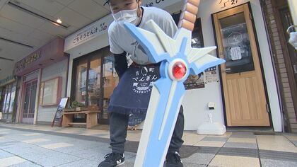 商店街に突き刺さっていたのは「勇者の剣」!? 　“伝説の落とし物” 持ち主求む！【新潟発】 