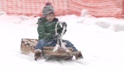 ３歳の子がはじめての雪だるま作りにニッコリ 雪不足が続いていた冬のアクティビティ施設 大雪で続々オープン