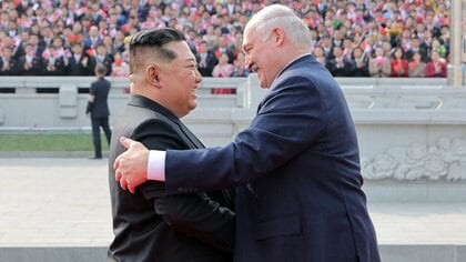 北朝鮮初訪問のベラルーシ大統領が金総書記と会談　友好協力条約に署名…パートナーシップ強化を明記