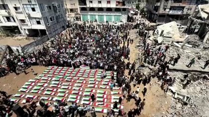 ガザでイスラエル軍空爆の犠牲者112人の集団葬儀　子ども含む遺体を約2週間の捜索で発見　いまだ約8000人不明