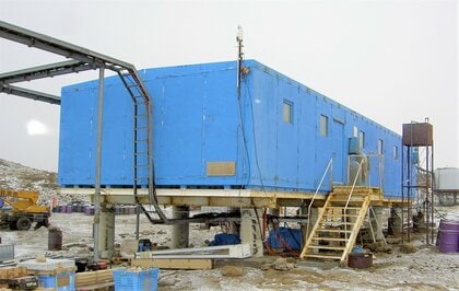 南極・昭和基地「地学棟」極限環境下での46年間の運用を経て、木質接着複合パネルの高い耐久性を実証