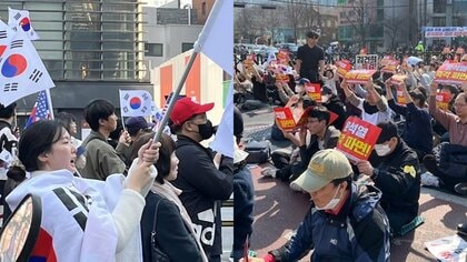 韓国「運命の1週間」デモ現場でぶつかり合う敵意…観光スポット北村韓屋村がK-POPもK-フードも押さえ込む「K-分断」の現場に
