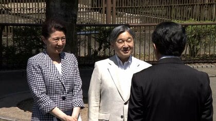 天皇皇后両陛下が“奇跡のシロクマ”「ピース」と対面　「穏やかで幸せな子ですね」飼育員労われる