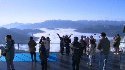 【8年ぶりの絶景】“雲海テラス”今季の営業スタート初日から雄大な景色が広がり500人の観光客が歓声 開業20周年迎え新たな展望スポットが 記念メニュー“雲”をイメージした北海道らしいケーキも