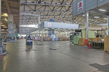 無人運搬車両や「共同荷受け」…民間のアイディアで物流効率化を目指す東京都卸売市場