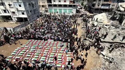 ガザでイスラエル軍空爆の犠牲者112人の集団葬儀　子ども含む遺体を約2週間の捜索で発見　いまだ約8000人不明
