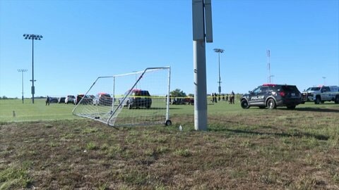 少年サッカーの試合中に車突っ込む　6歳男児と35歳男性が死亡、10人けが　米・カンザス州