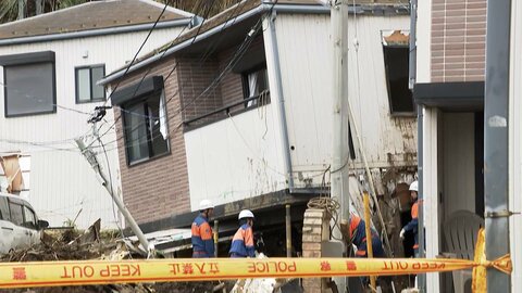 神奈川・三浦市で土砂崩れ　住宅に土砂流入で1階部分が崩れる　30代女性と連絡取れず