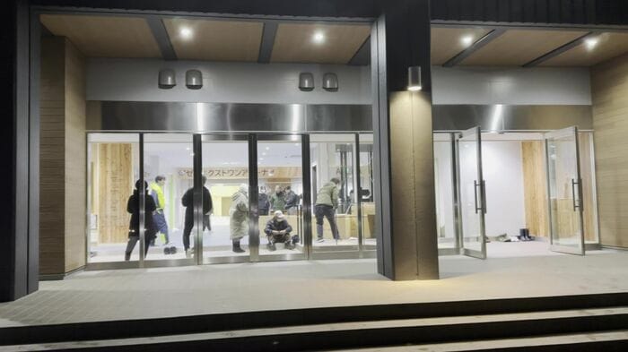 高台のスポーツセンターには最大約270人が押し寄せた