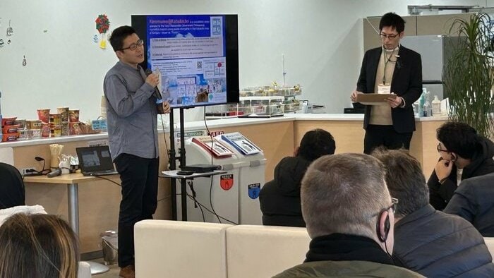 『きみまも＠歌舞伎町』について説明する施設担当者