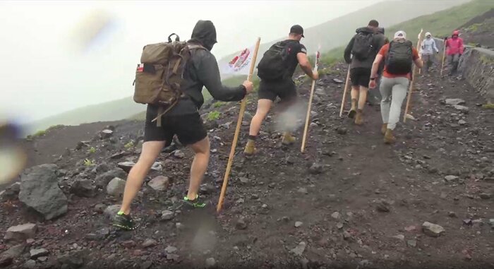 軽装で登山する観光客