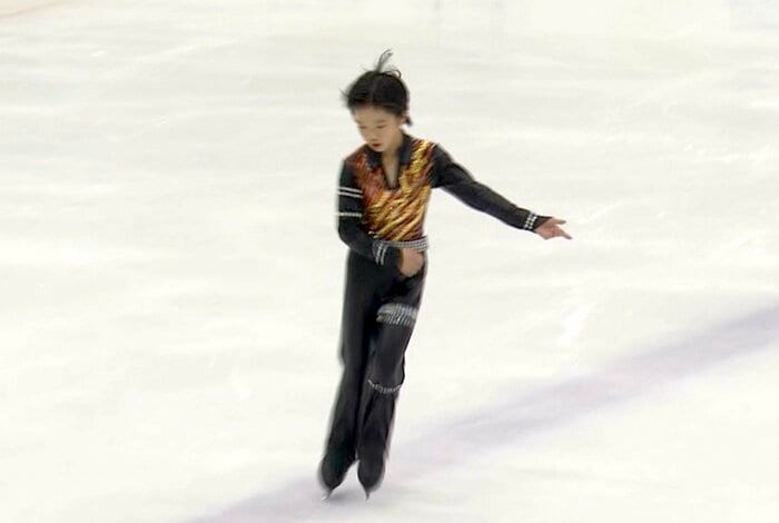 ジュニア時代、友野はリンク上でエアギターを披露