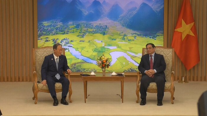 チン首相と会談する菅前首相(9日 ベトナム・ハノイ)