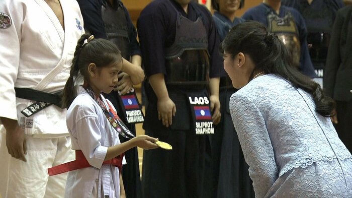 愛子さまが声をかけられると少女は金メダルを見せてくれた