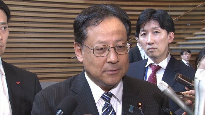 官邸で取材に応じる関芳弘氏