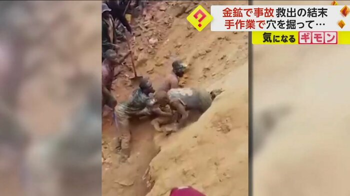 崩れ落ちてくる土砂をよけながら、素手で掘り続ける男性