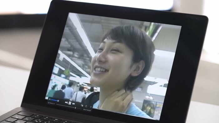 画面の中の真代さんは、はじけるような笑顔を見せていた 1999年6月撮影