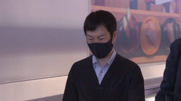 疑惑の発覚以降、秋本議員の口からは何の説明もなされていない(3日 羽田空港)