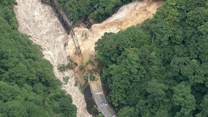 長野・上高地 宿泊客ら30人下山 国道復旧めど立たず