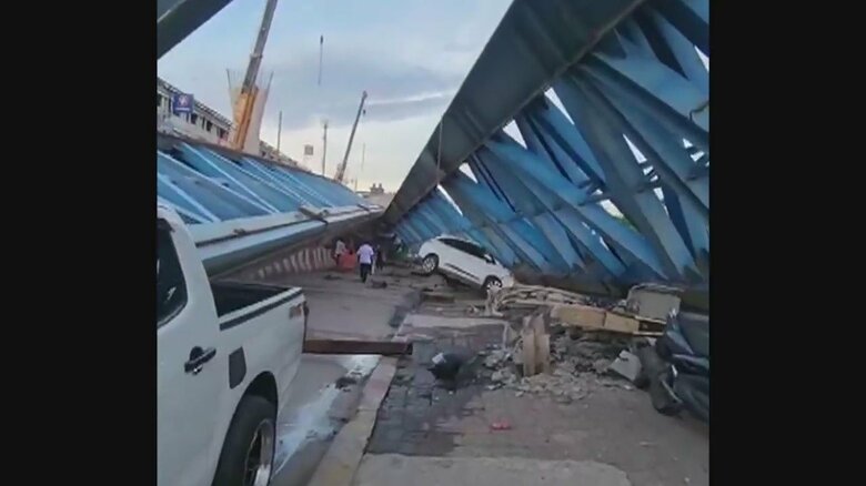 建設中の高架道路が数百ｍ倒壊、少なくとも15人死傷　道路つり下げたクレーン横転　車など下敷きに　タイ｜FNNプライムオンライン