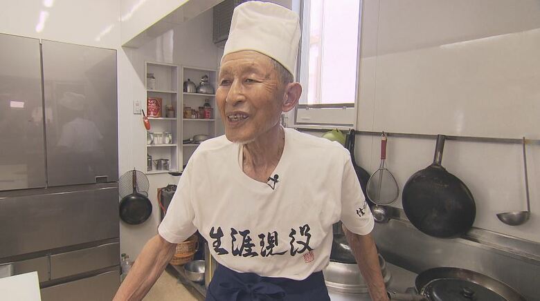 91歳が守る人気の味「ローメンの鉄人」今も現役で厨房に　“生涯現役”のTシャツで鍋振る　伊那の名物作り続け67年「スープが命」　衰えない情熱「客に喜んでもらえるまで厨房に、それが一生の願い」　長野｜FNNプライムオンライン