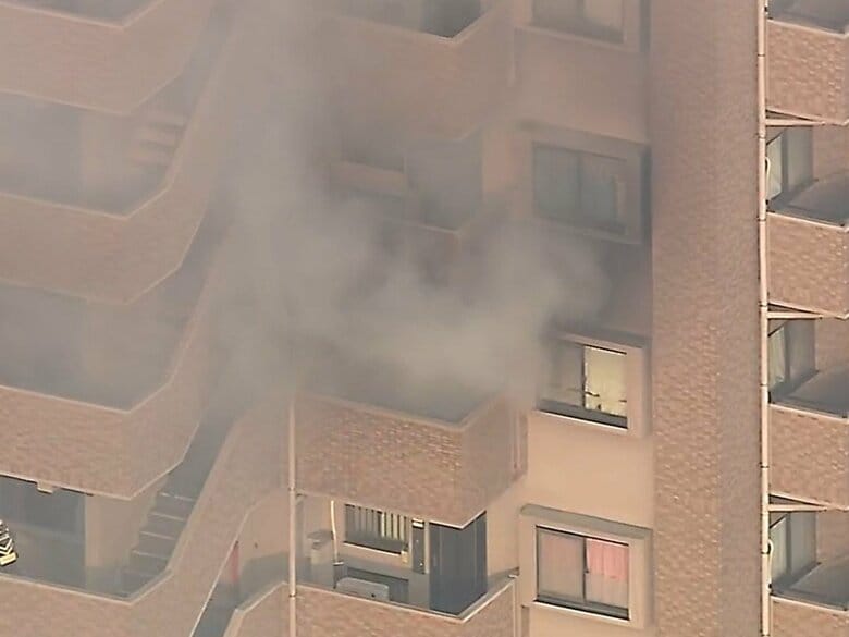 「黒煙が見える」などと通報…15階建てのマンションで火事 8階の部屋が燃え1人を救急搬送 意識あり｜FNNプライムオンライン