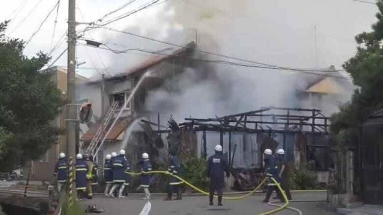 「平屋の一般住宅が炎上している」通行人が目撃した羽咋市の火事、隣接2棟にも延焼し80代男性がやけど｜FNNプライムオンライン