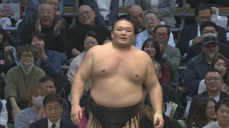朝乃山、逆転のすくい投げで玉鷲に勝利 土俵際に追い込まれるも踏みとどまり5勝目【大相撲春場所 9日目結果】|FNNプライムオンライン