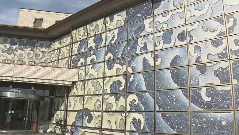 小布施町のホールを「北斎浪図」でラッピング　葛飾北斎の「男浪」をモチーフ　縦6メートル、横29メートル　50周年記念事業の一環｜FNNプライムオンライン