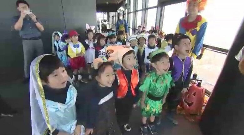 福岡タワーに“仮装”の子供たちが大集合　お菓子のお返しにダンス披露　ハロウィーン仕様のイルミネーションは10月31日まで｜FNNプライムオンライン