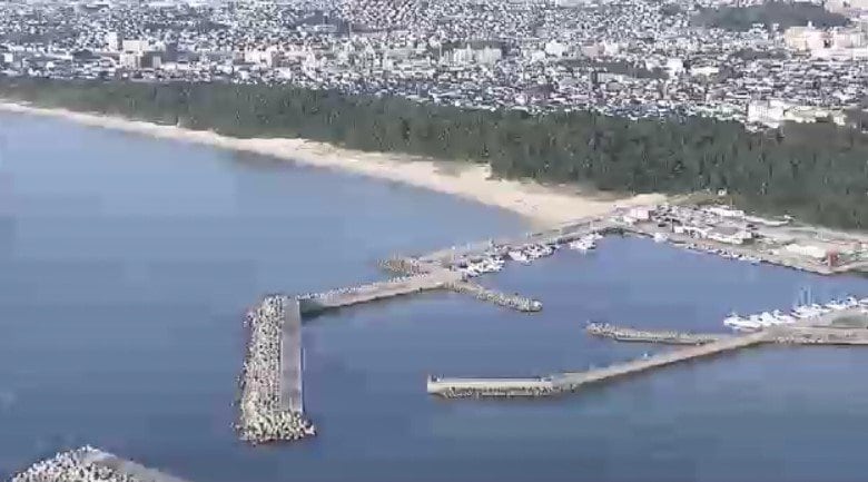 【続報】おぼれたのは小学5年の男の子と判明　意識不明の重体　友人3人も一時おぼれるも自力で岸へ　福岡市の奈多海岸｜FNNプライムオンライン