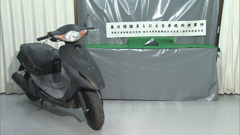 タオルに包み拳銃1丁をバイクの収納スペースに隠し持っていたか…住吉会系組員ら2人逮捕　原付バイクは“保管用に使用”　警視庁｜FNNプライムオンライン
