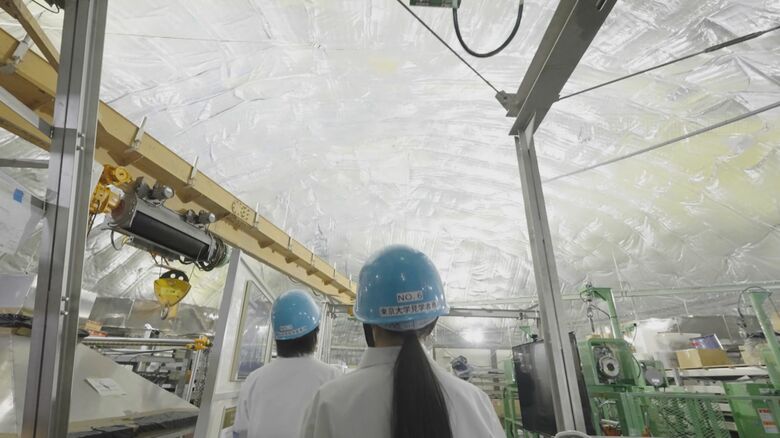 宇宙基地のような巨大な空間に向かう