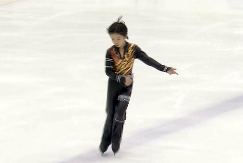 ジュニア時代、友野はリンク上でエアギターを披露