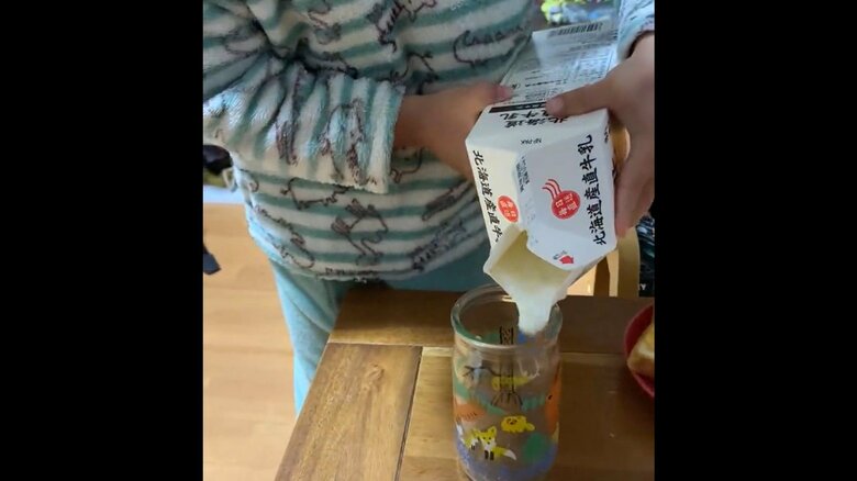 両手で持ち、慎重に傾けていくのだが…