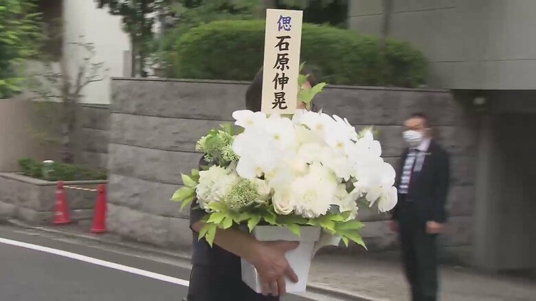 25日、安倍氏自宅前の様子。四十九日法要が営まれた